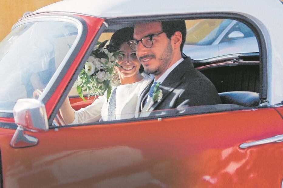 Casal saiu da Igreja num Triumph vermelho