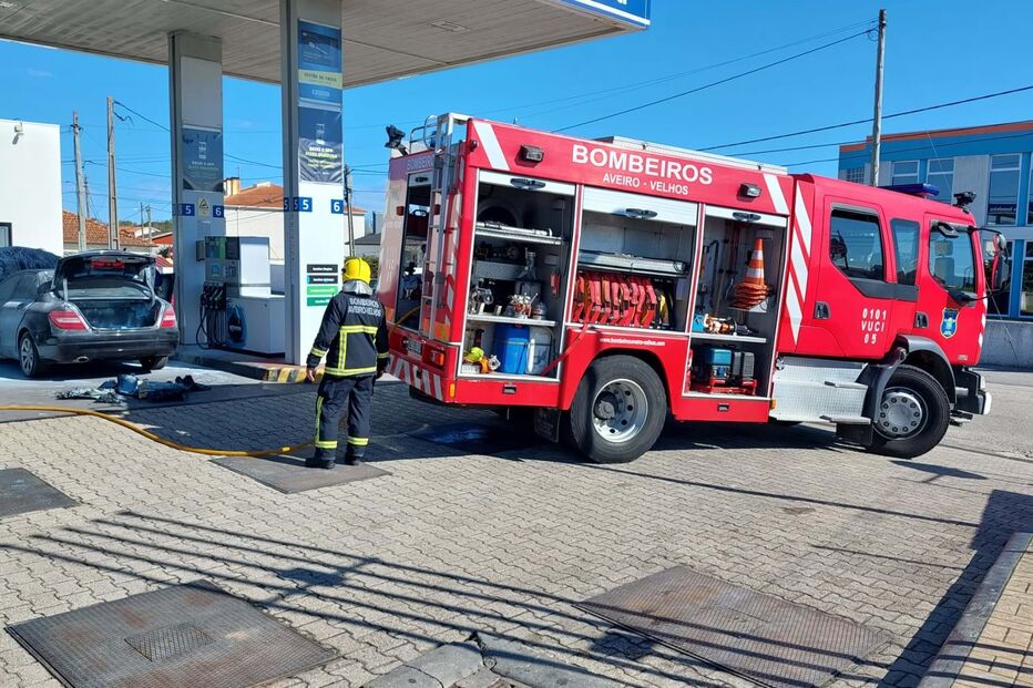 Carro destruído em parque de estacionamento em Aveiro