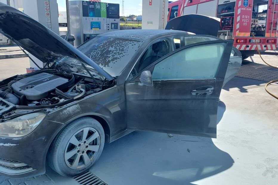 Carro destruído em parque de estacionamento em Aveiro	
