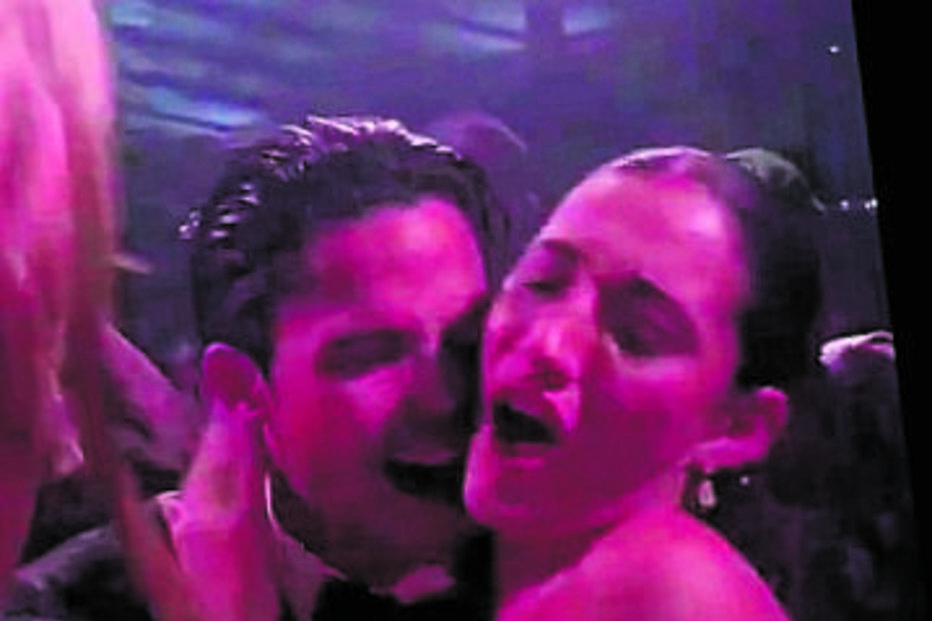 O casal dança, com os convivas como testemunhas. Incluindo José Mourinho 