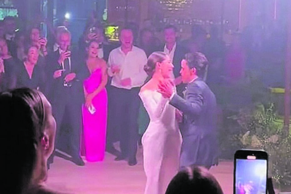 O casal dança, com os convivas como testemunhas. Incluindo José Mourinho 