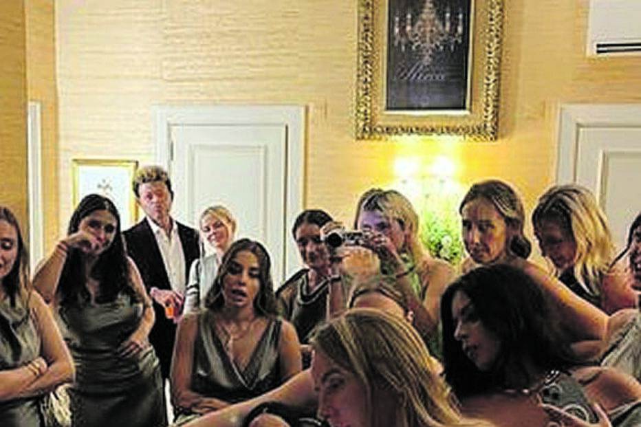 Matilde a ser maquilhada, no meio das suas damas de honor 