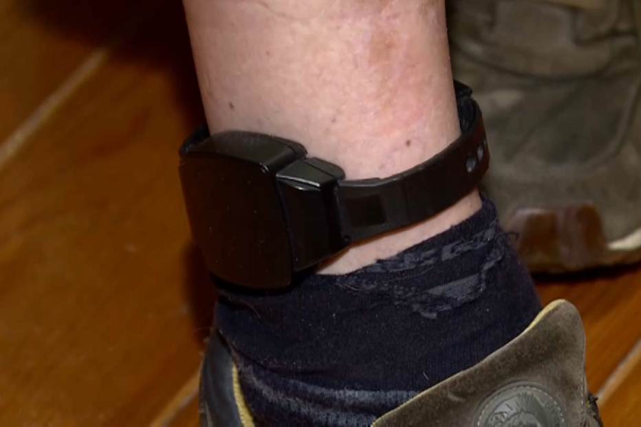 Polícia de elite com pulseira eletrónica por perseguir e insultar a ex-mulher em frente à filha menor