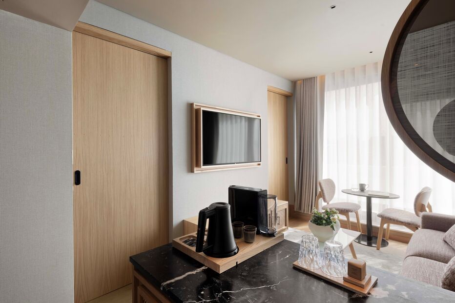 2024-10-14_18_36_03 RS19107_evolution-valbom- coolest-varanda-suite-sala-estar-cama-consola-portas-fechadas.jpg