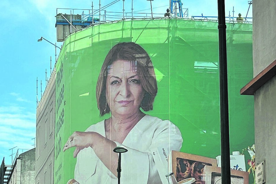 Anúncio com Maya no centro da capital portuguesa 