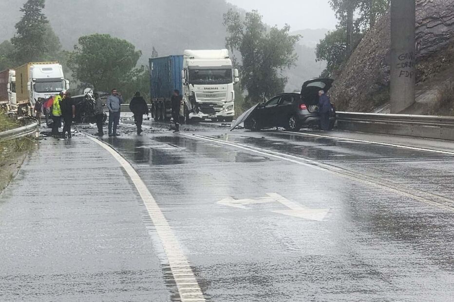 Acidente no IC1 corta o trânsito nos dois sentidos