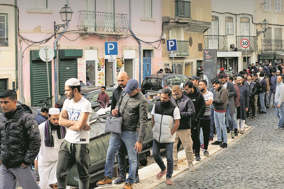 Fiéis nas ruas com mesquita na Mouraria parada 