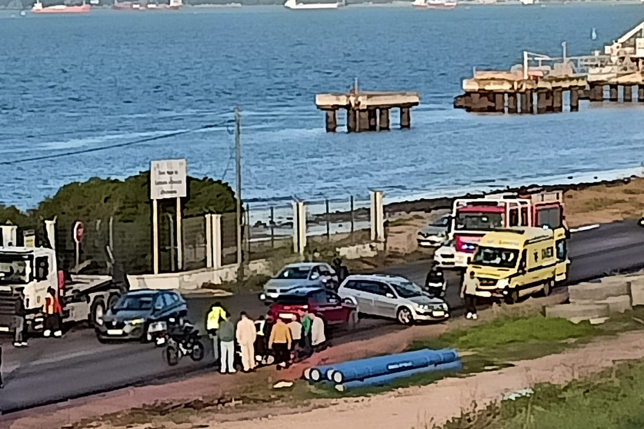 Colisão com carro deixa motociclista em estado grave na EN10-4 em Setúbal
