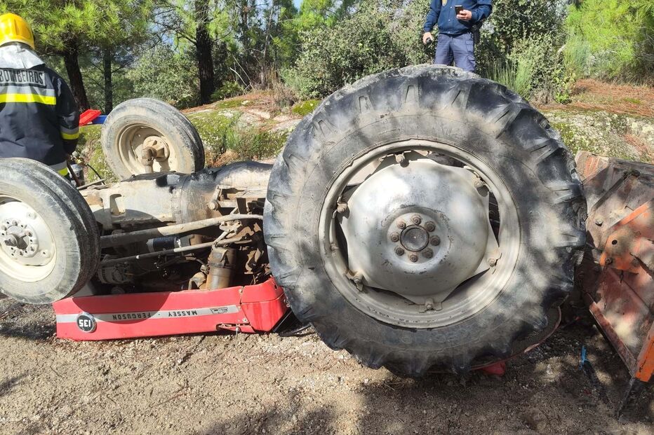 Mulher de 48 anos morre em despiste seguido de capotamento de trator em Celorico da Beira
