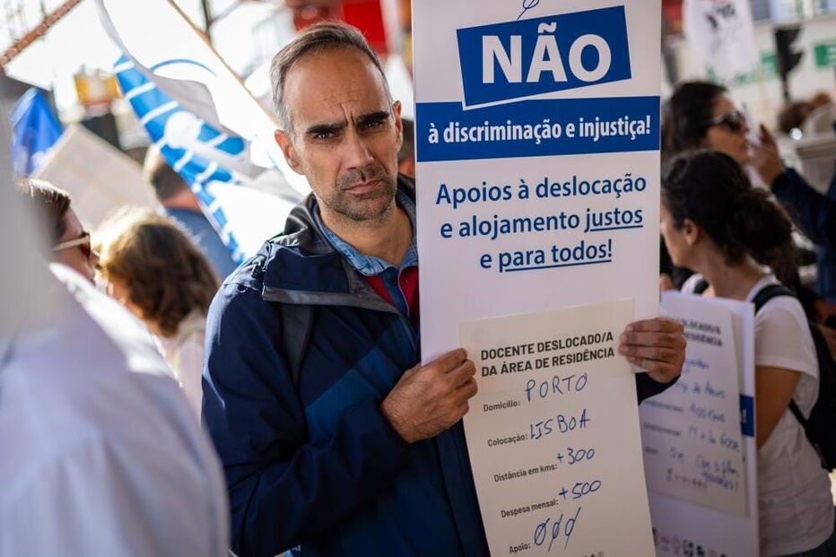 Manifestação exige ajudas para todos os docentes colocados longe de casa 