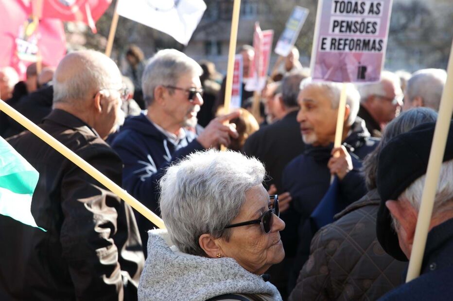 Pensionistas de 2023 protestam no parlamento contra decisão 