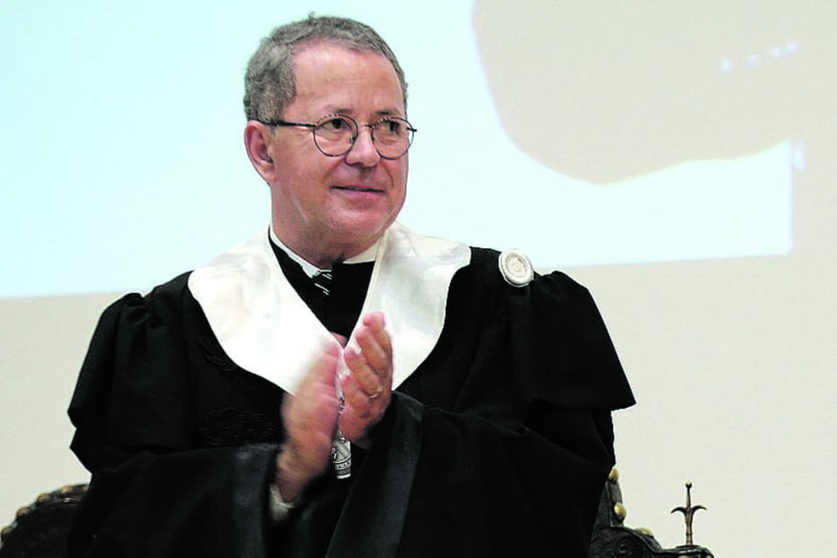 Reitor acusado de violar emails e alterar notas