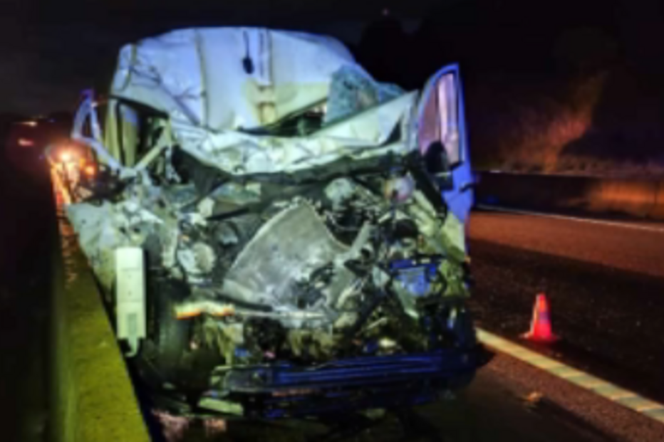 Um ferido grave e dois feridos ligeiros em colisão entre carrinha e camião do lixo na A4 em Bragança