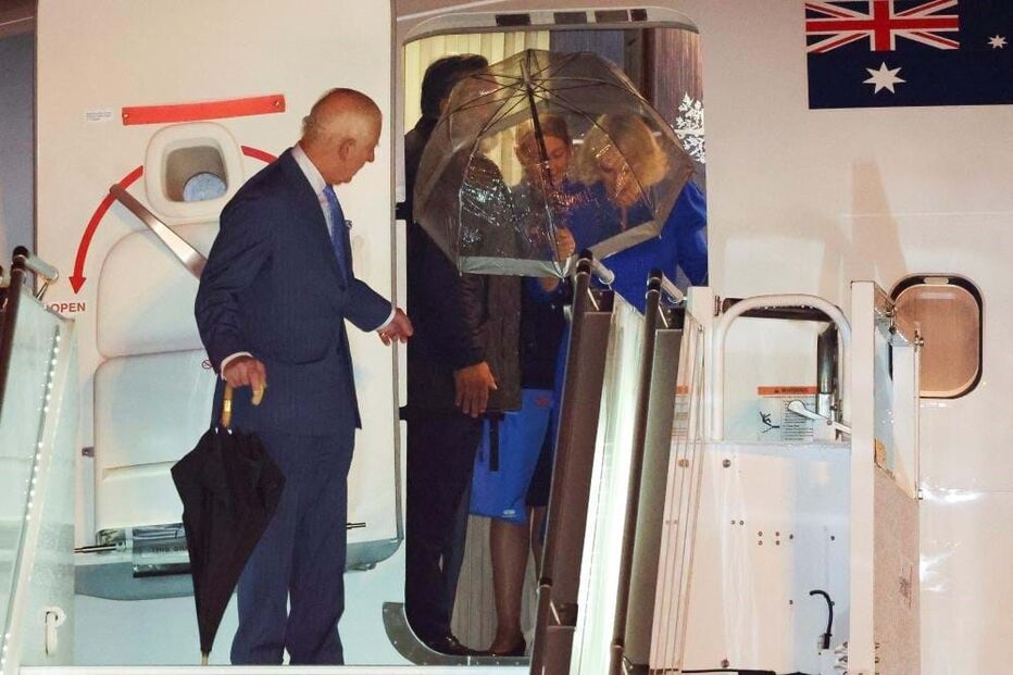 Carlos III e Camila à chegada a Sydney, na Austrália