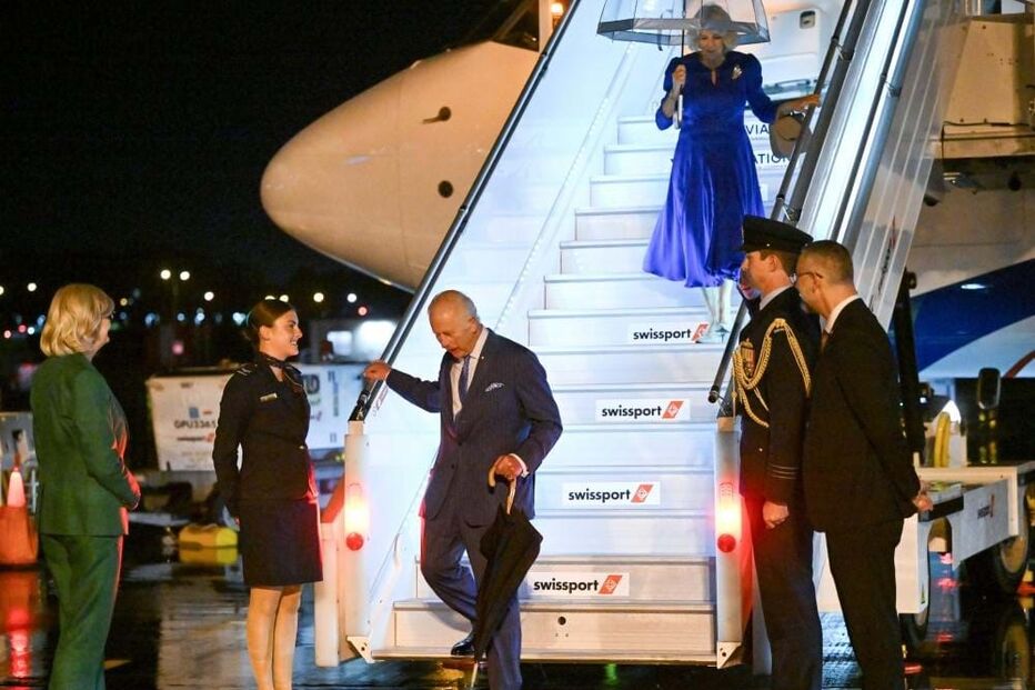 Carlos III e Camila à chegada a Sydney, na Austrália