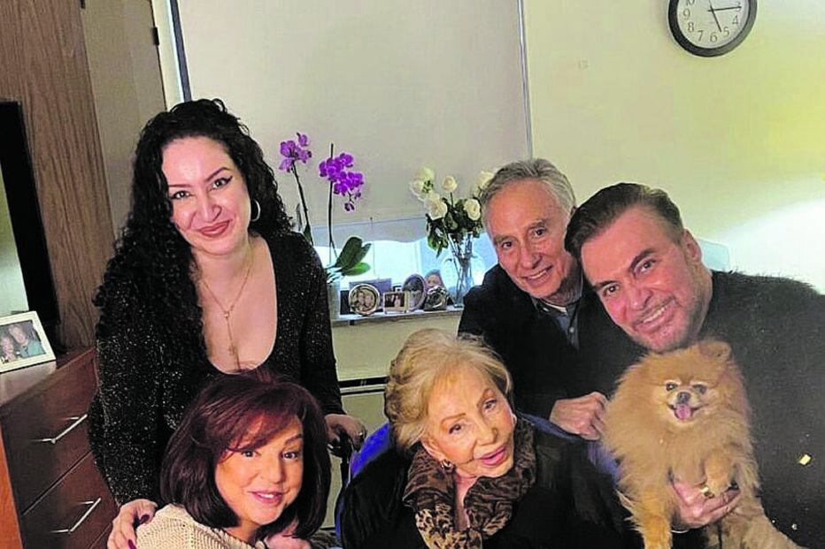Betty Grafstein com Sarah, Debbie, Roger e Ioris