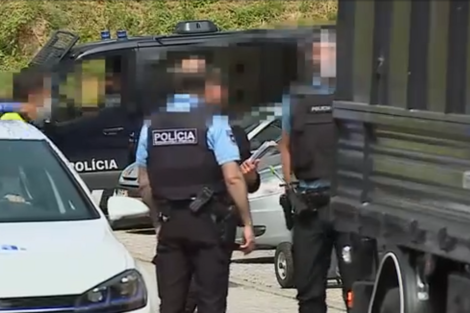 Polícias roubam droga e dinheiro a traficantes