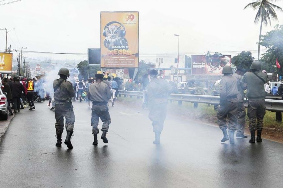 Polícia lança gás lacrimogéneo para dispersar manifestação em Maputo