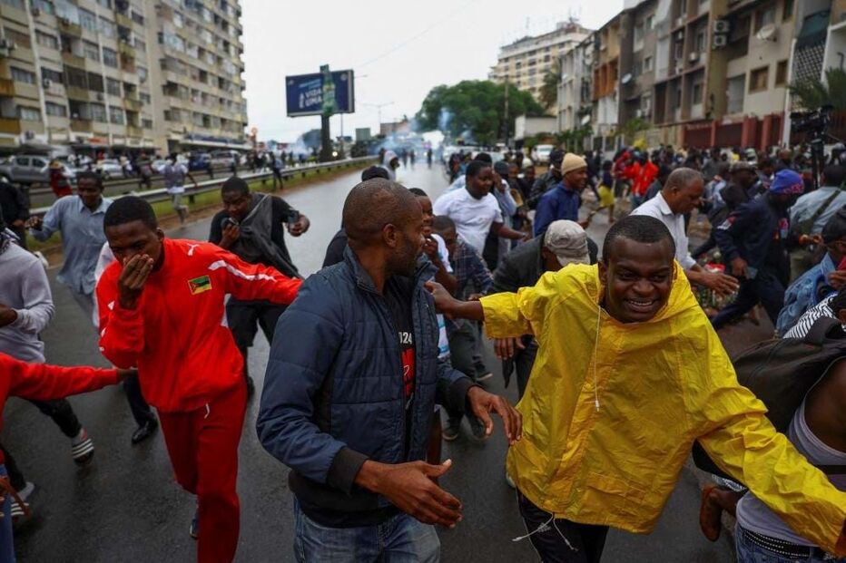 Polícia lança gás lacrimogéneo para dispersar manifestação em Maputo