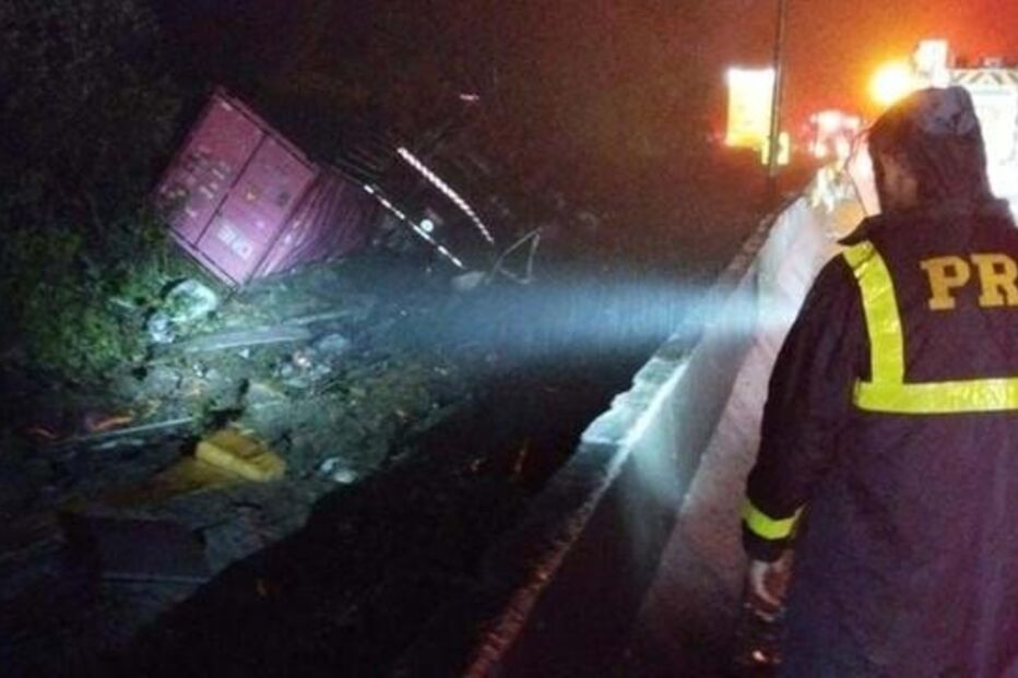 Nove pessoas morrem após carrinha com atletas adolescentes ser abalroada e esmagada por camião-contentor no sul do Brasil 