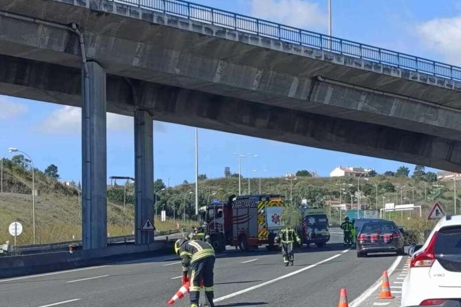Acidente obrigou ao corte da A16 durante quatro horas na zona da Pontinha