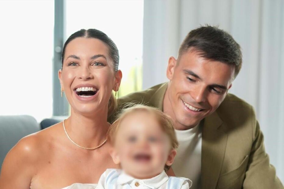 Patrícia Palhares e João Palhinha no batizado do filho. A cantora está grávida de sete meses 