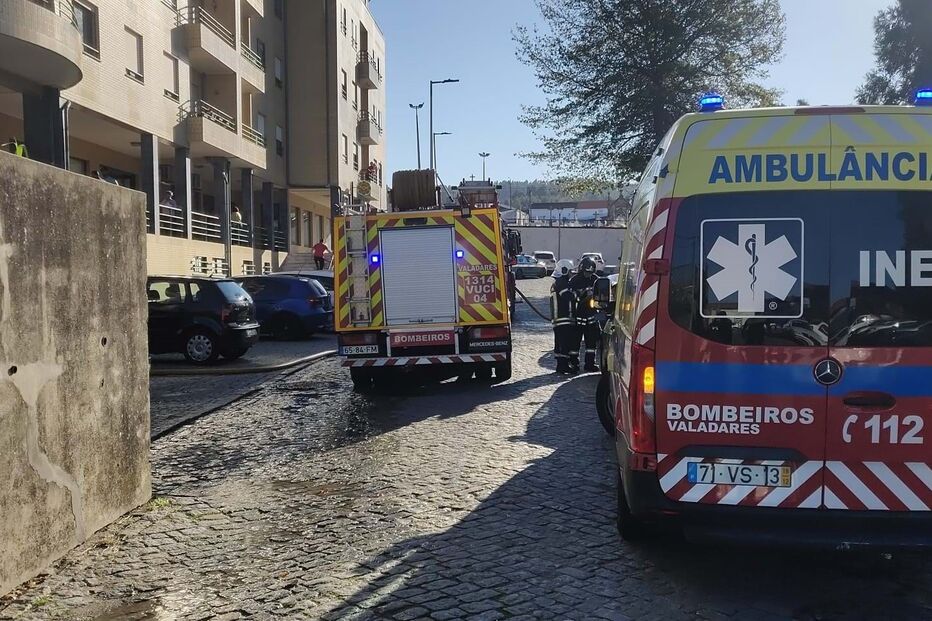 Salão de cabeleireiro destruído por fogo em Gaia
