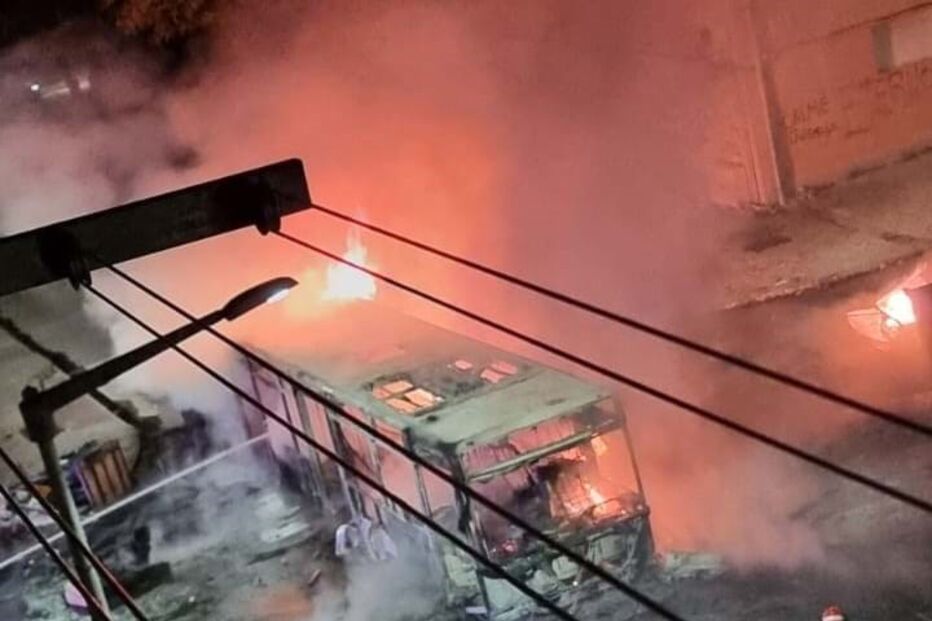 Populares incendeiam autocarro no bairro do Zambujal e obrigam a reforço policial