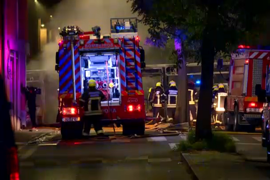 Populares incendeiam autocarro no bairro do Zambujal e obrigam a reforço policial