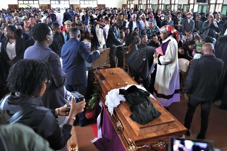 Milhares de pessoas no funeral de advogado de Venâncio Mondlane em Moçambique
