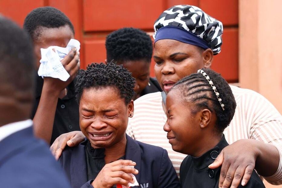 Milhares de pessoas no funeral de advogado de Venâncio Mondlane em Moçambique