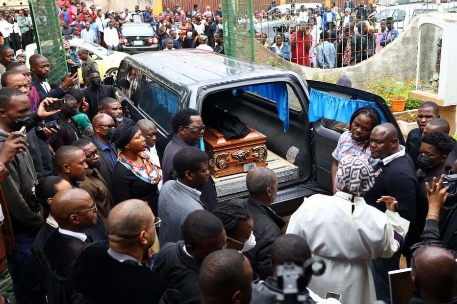 Milhares de pessoas no funeral de advogado de Venâncio Mondlane em Moçambique
