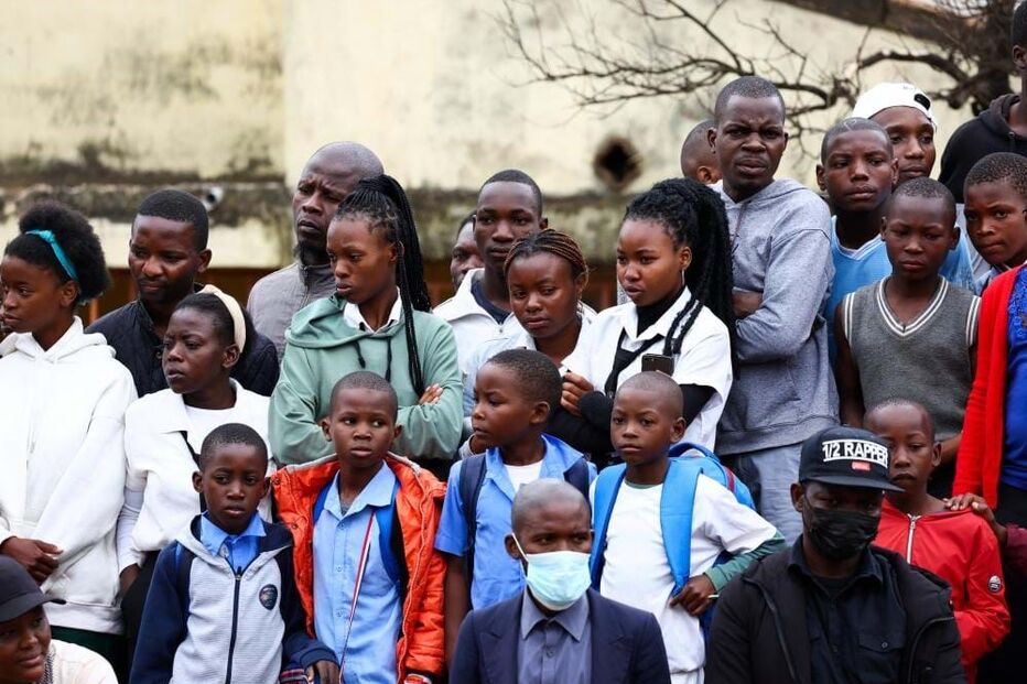 Milhares de pessoas no funeral de advogado de Venâncio Mondlane em Moçambique