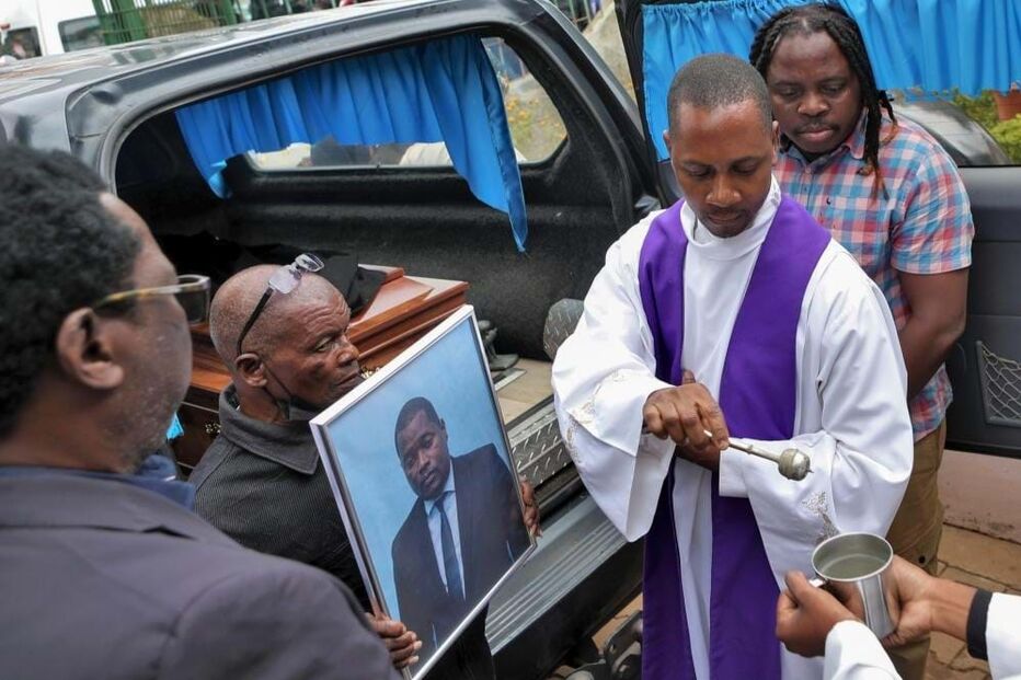 Milhares de pessoas no funeral de advogado de Venâncio Mondlane em Moçambique