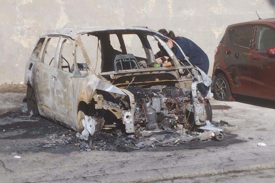 Carro incendiado no Monte da Caparica