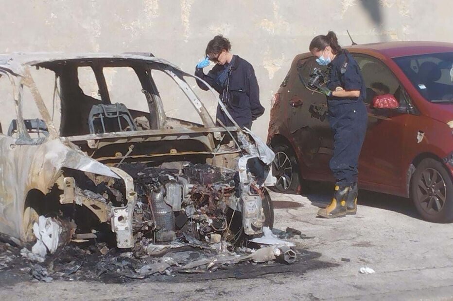 Carro incendiado no Monte da Caparica	