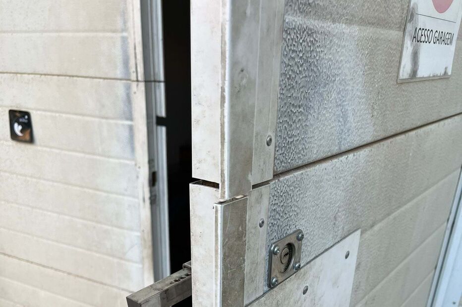 Dupla encapuzada assalta café em Armação de Pêra