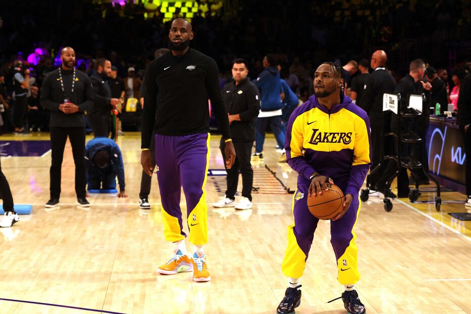 LeBron e Bronny James juntos em campo