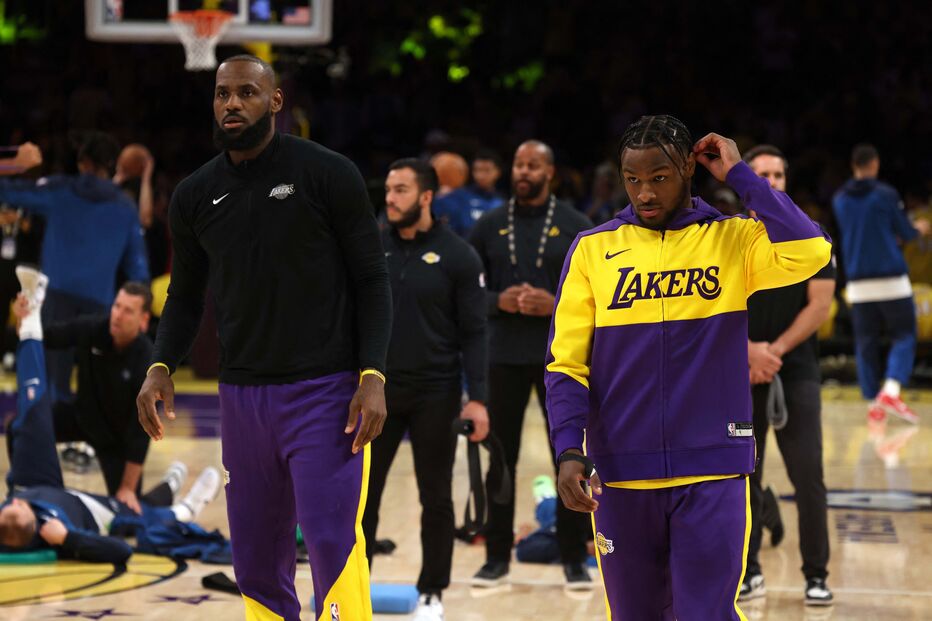 LeBron e Bronny James juntos em campo