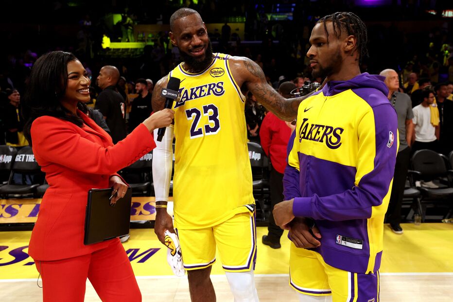 LeBron e Bronny James juntos em campo