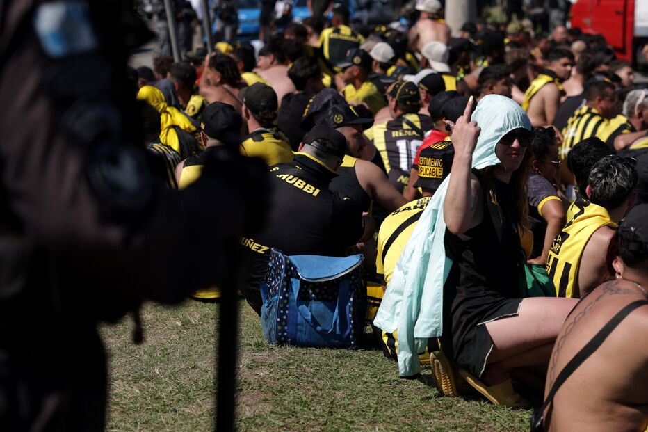 Batalha campal no Rio de Janeiro levou à detenção de 250 adeptos uruguaios
