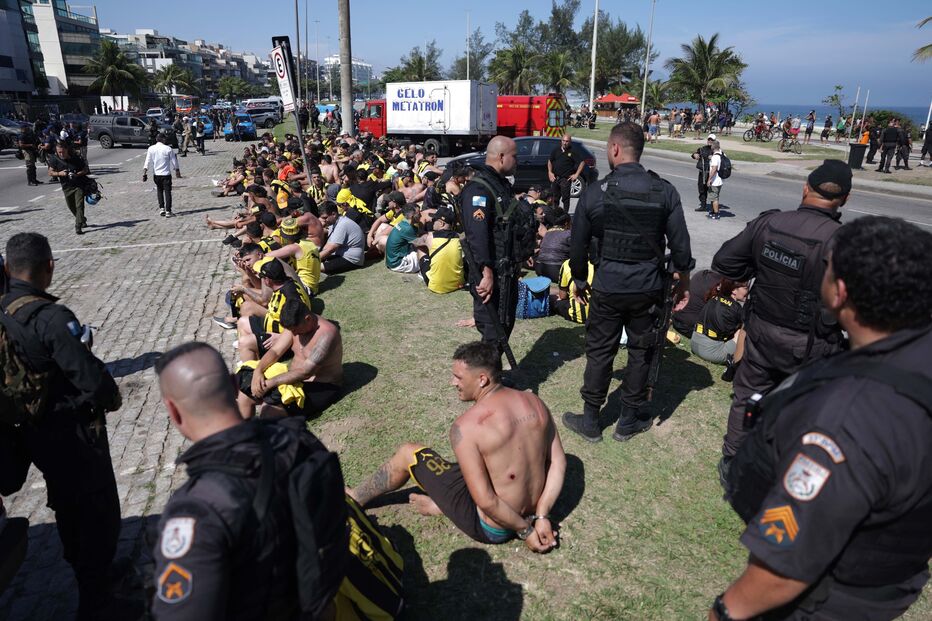 Batalha campal no Rio de Janeiro levou à detenção de 250 adeptos uruguaios