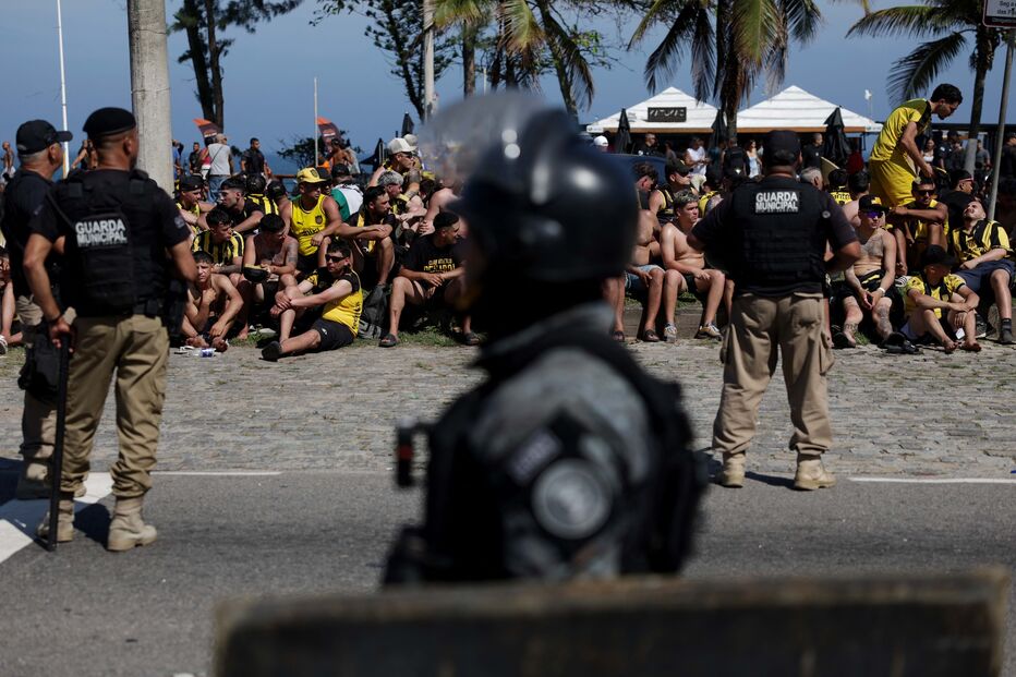 Batalha campal no Rio de Janeiro levou à detenção de 250 adeptos uruguaios