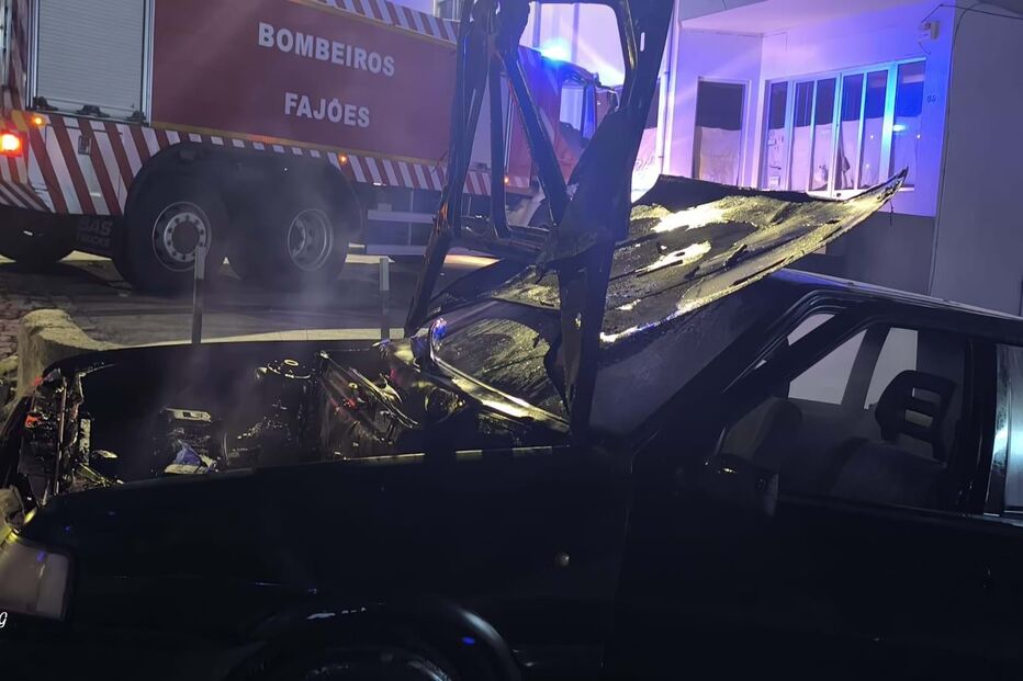 Carro incendeia-se e fica totalmente destruído em Oliveira de Azeméis