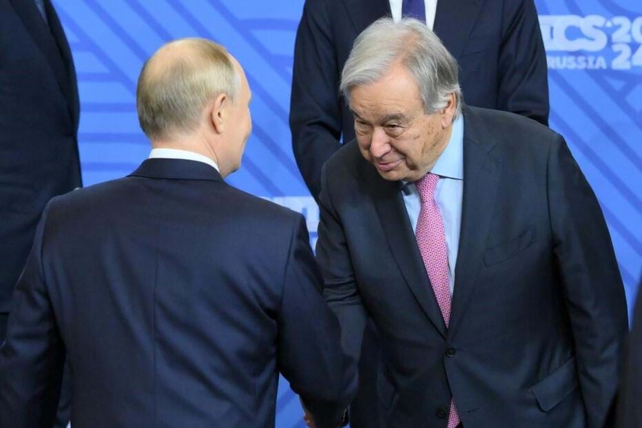 António Guterres a cumprimentar Vladimir Putin