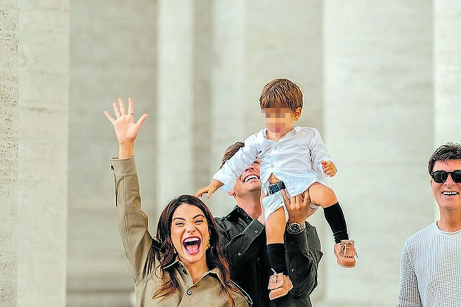 O casal com o filho e Tony Carreira