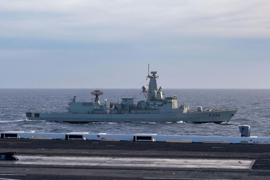 Fragata portuguesa escolta porta aviões nuclear