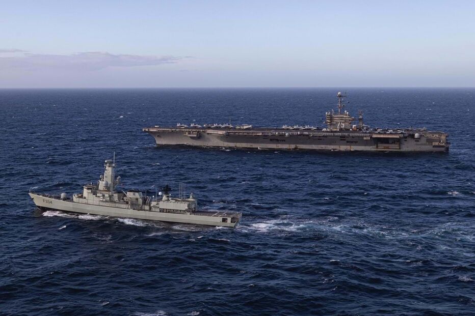 Fragata portuguesa escolta porta aviões nuclear