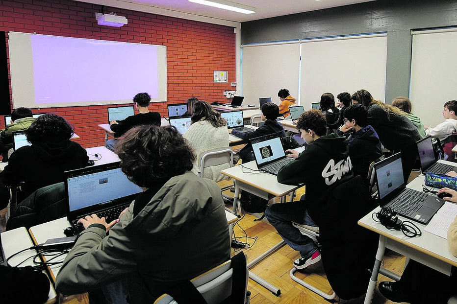 Provas do 9.º ano vão ser realizadas em 2025 em computador por cerca de 90 mil alunos 