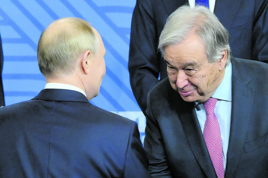 António Guterres e Vladimir Putin cumprimentam-se antes de posarem para a foto de família da Cimeira dos BRICS